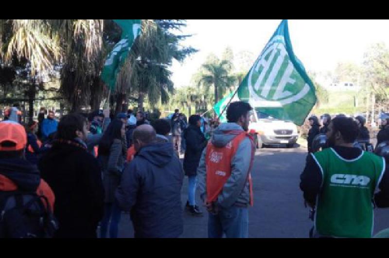 Un acampe en defensa de los puestos de trabajo