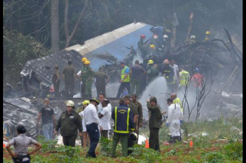 Comenzaron a trasladar los restos de las viacutectimas del accidente aeacutereo en Cuba