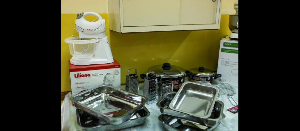 Echeverriacutea- entregan 100 kits de cocina y reposteriacutea