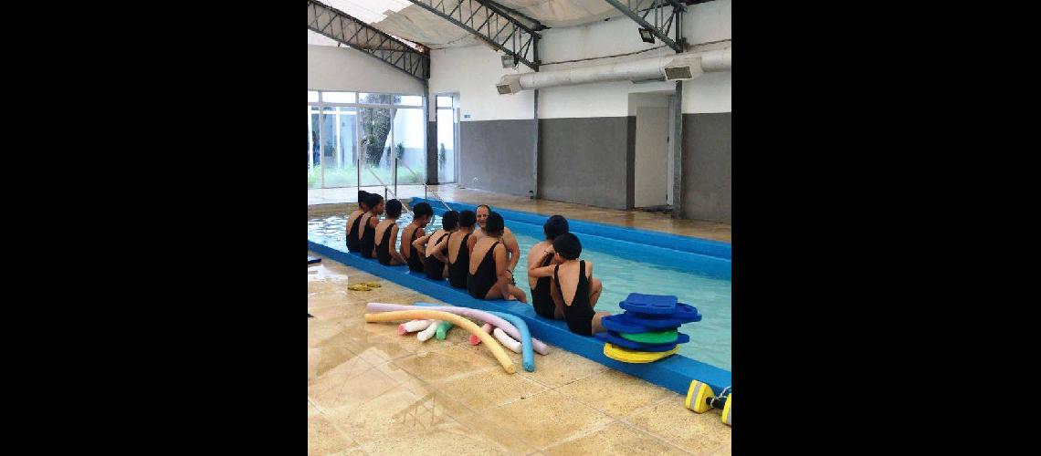Clases de natacioacuten para  los alumnos de Lomas