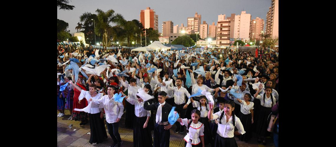 Maacutes de 10 mil vecinos disfrutaron del Pericoacuten Nacional en la Grigera