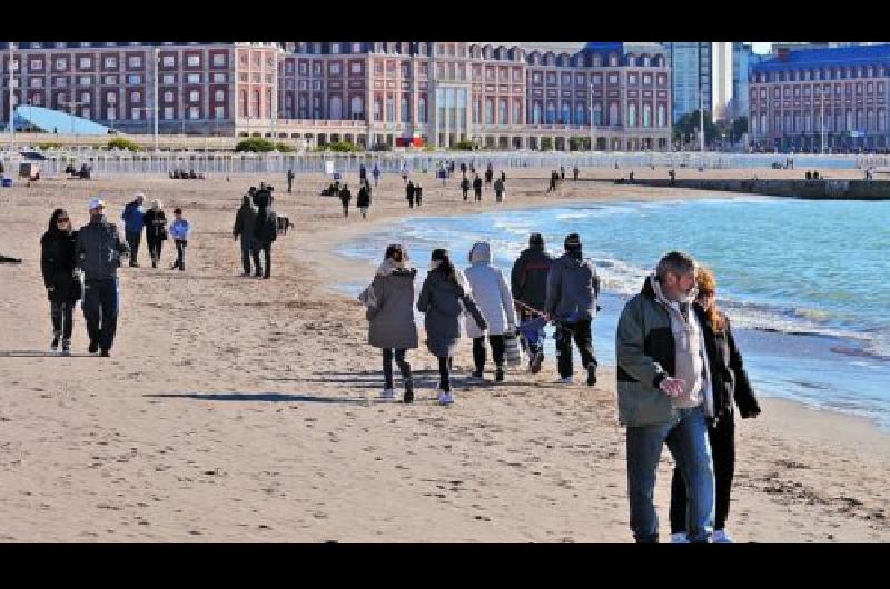 Estiman que maacutes de 867 mil turistas se movilizaraacuten este finde largo