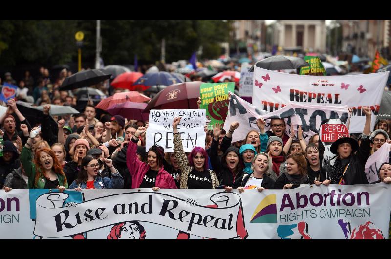 Los irlandeses aprobaron legalizar el aborto por amplia mayoriacutea