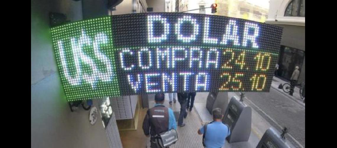 El Gobierno deberaacute pagar 30 mil millones maacutes en intereses de deuda