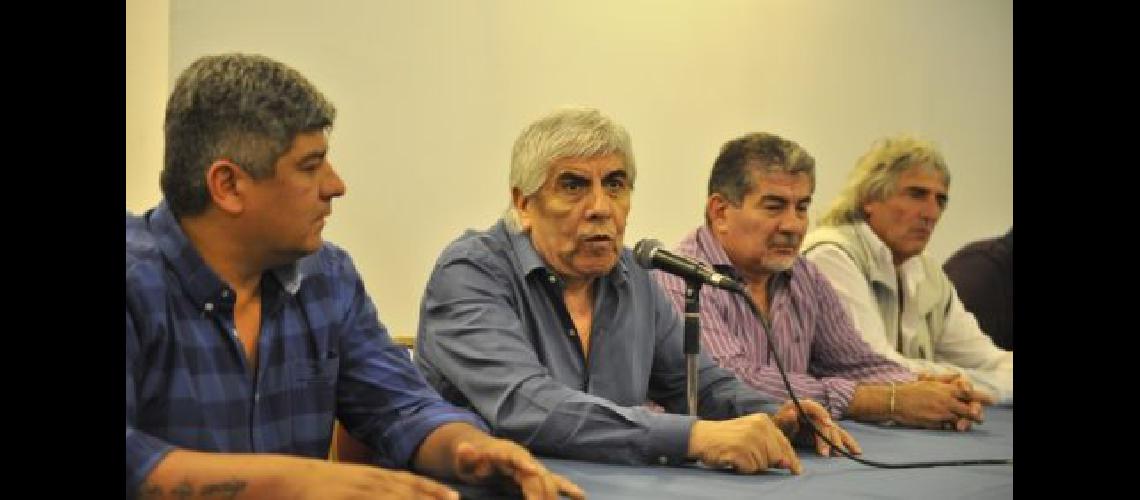 Moyano ratificoacute el pedido del 27-en-porciento- de aumento