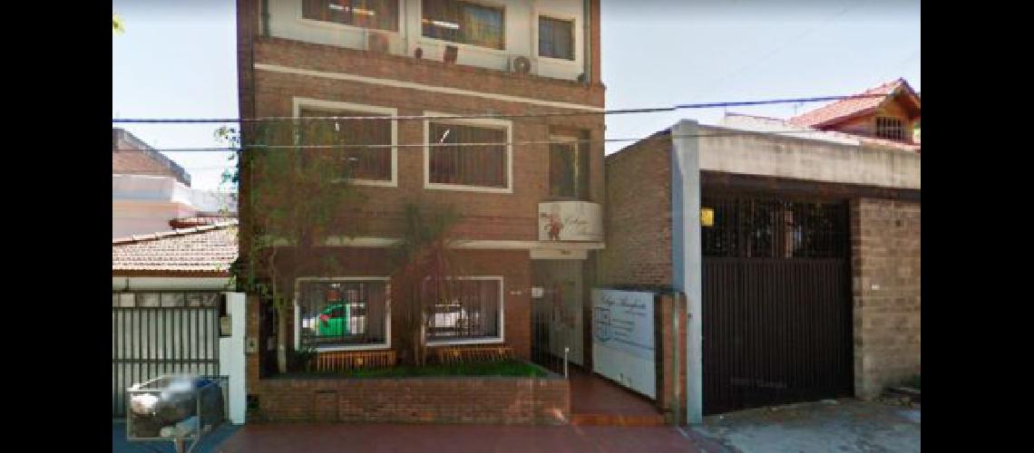Quilmes- roban un auto de la puerta de un jardiacuten con un nintildeo adentro