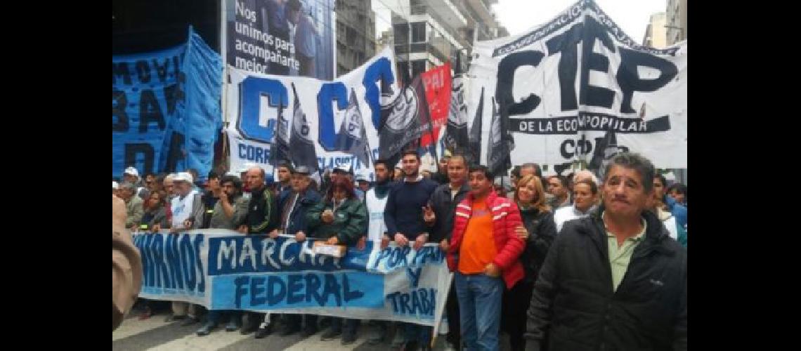 ldquoSi Macri recurre al veto vamos a llevar la Marcha Federal hasta la Casa Rosadardquo