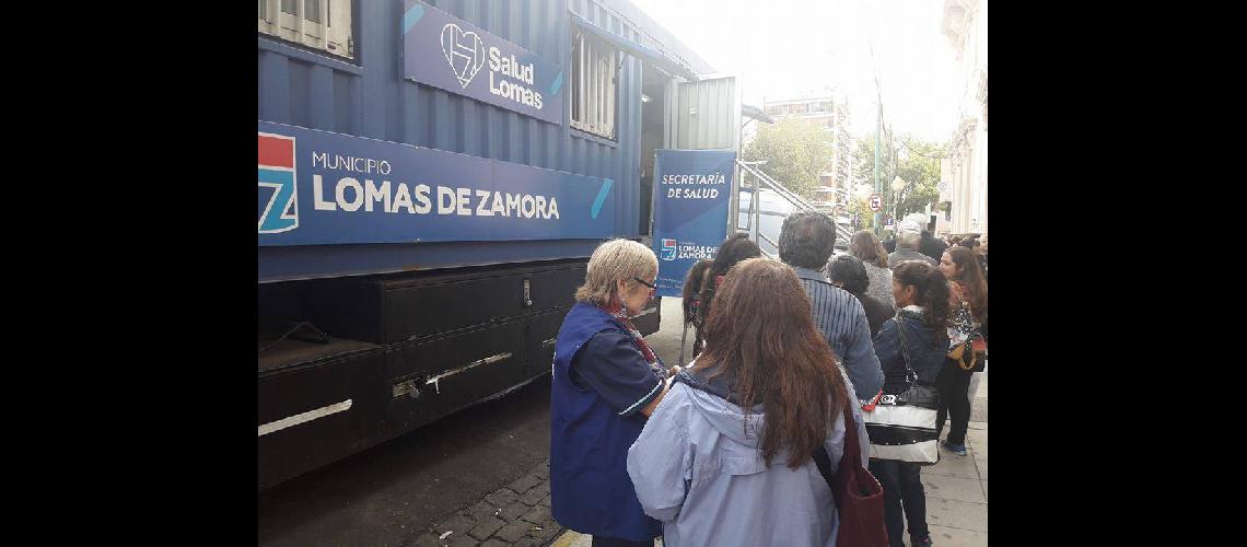Maacutes lomenses se atienden gratis en el traacuteiler sanitario