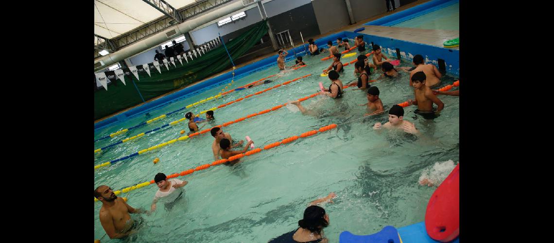 Martiacuten visitoacute a los alumnos del Programa Aprendiendo a Nadar