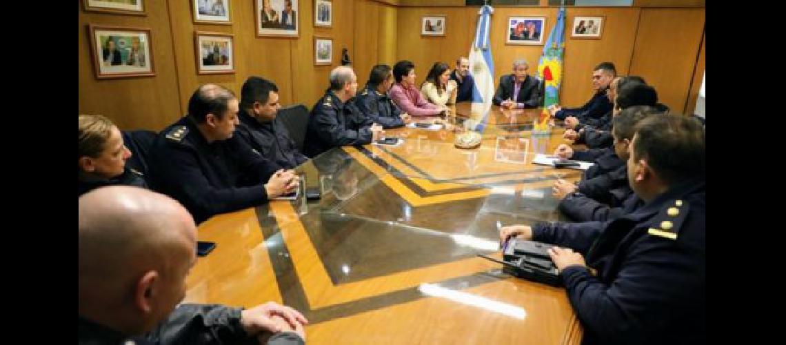 Ferraresi se reunioacute con los jefes policiales de Avellaneda