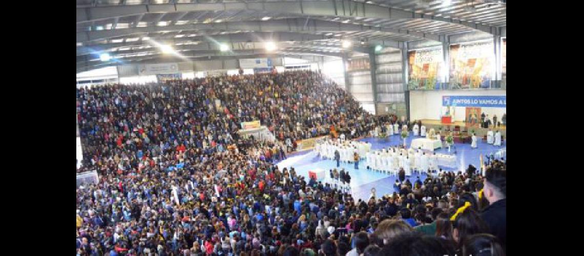 Miles de fieles en la celebracioacuten del Corpus Christi que se realizoacute en Lomas