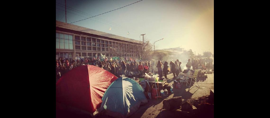 Sigue el asedio a los docentes de Chubut