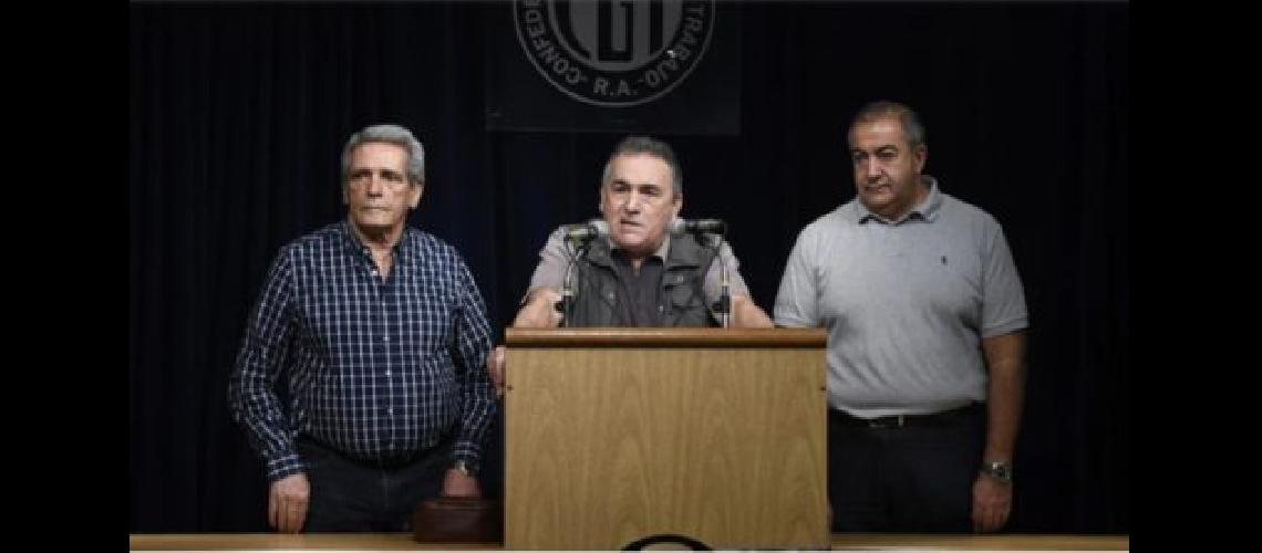 Tras la amenza de paro de la CGT el Gobierno convocoacute a una reunioacuten