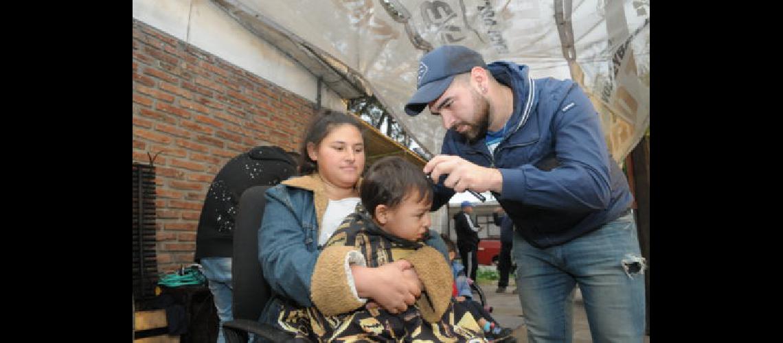 Alan Pacheco el joven peluquero solidario del barrio Centenario