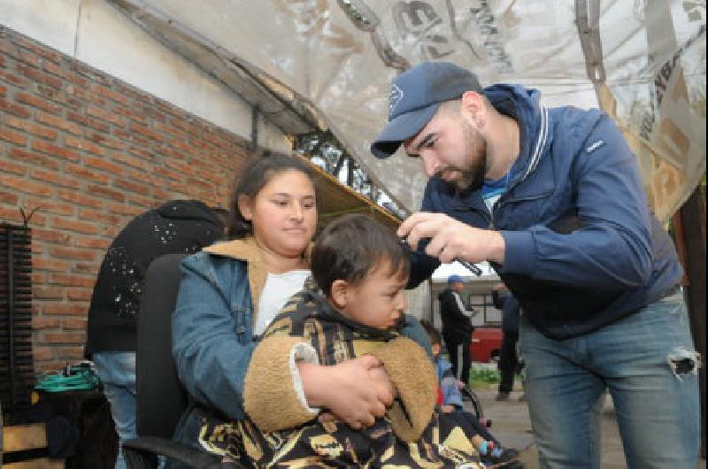 Alan Pacheco el joven peluquero solidario del barrio Centenario