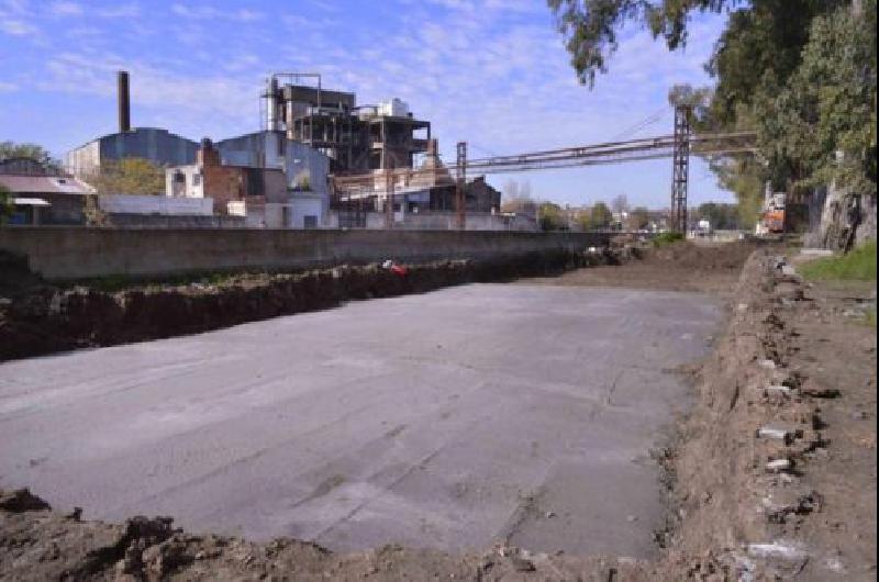 Realizan nuevos asfaltos en los maacutergenes del Arroyo del Rey
