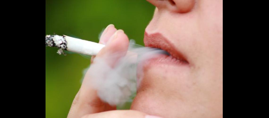 Proponen la prohibicioacuten de fumar en plazas y espacios verdes bonaerenses