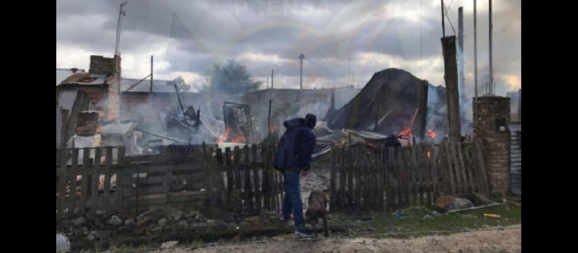 Un incendio destruyoacute dos casas en Claypole