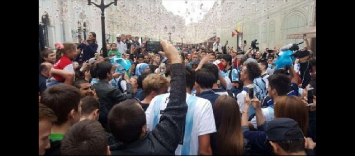 Rusia- fue dado de alta el hincha argentino herido por un joven que cayoacute de una ventana