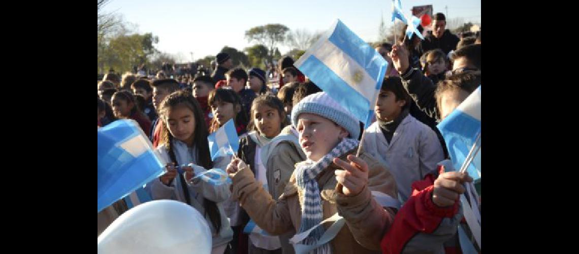 Maacutes de 10 mil alumnos juran hoy a la bandera en el Parque de Lomas