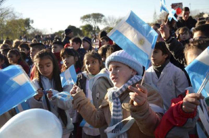 Maacutes de 10 mil alumnos juran hoy a la bandera en el Parque de Lomas