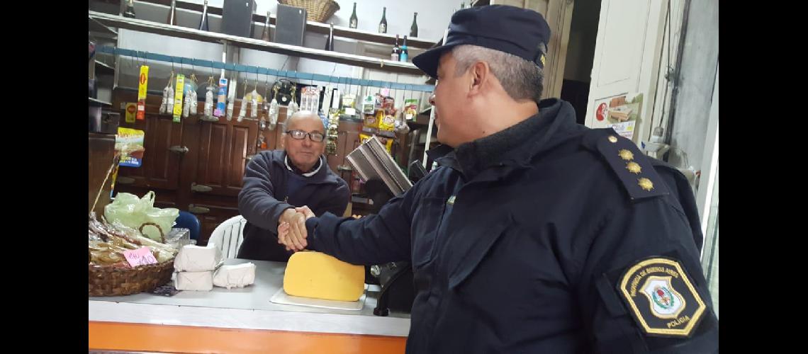 Los comisarios visitan a los vecinos puerta a puerta