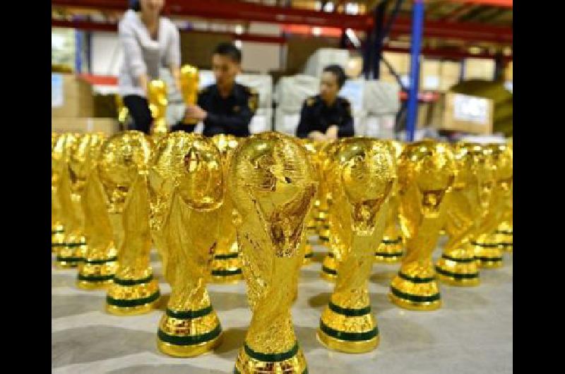 Cae una banda que traficaba drogas en reacuteplicas de trofeo de la Copa del Mundo