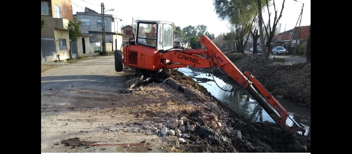 Lomas- siguen las obras de limpieza en los maacutergenes del Arroyo del Rey