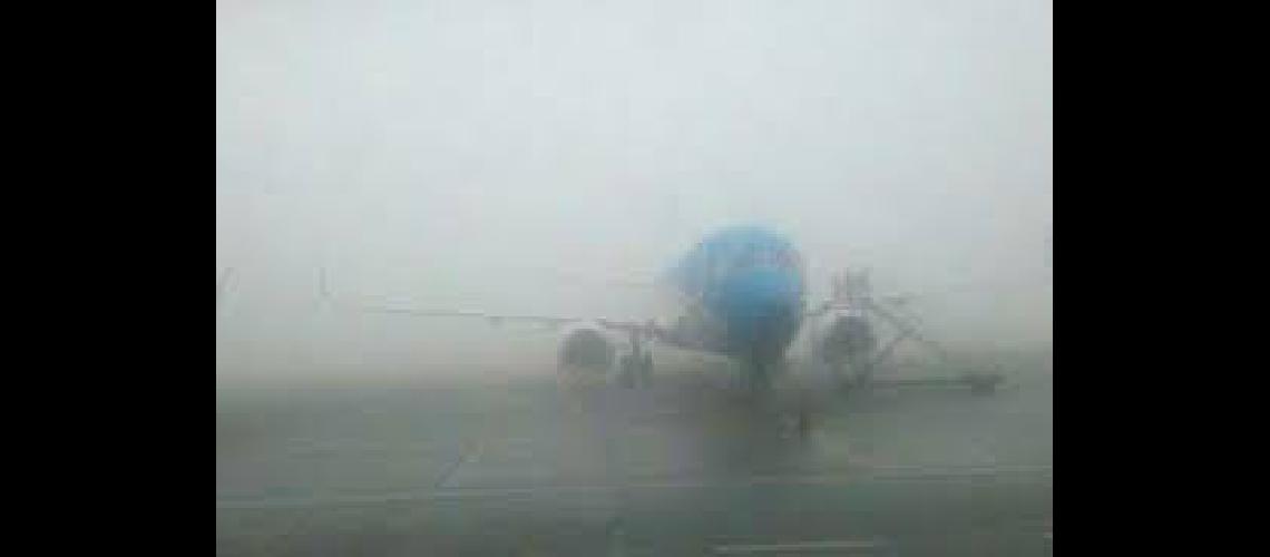 Cancelan vuelos por la intensa niebla