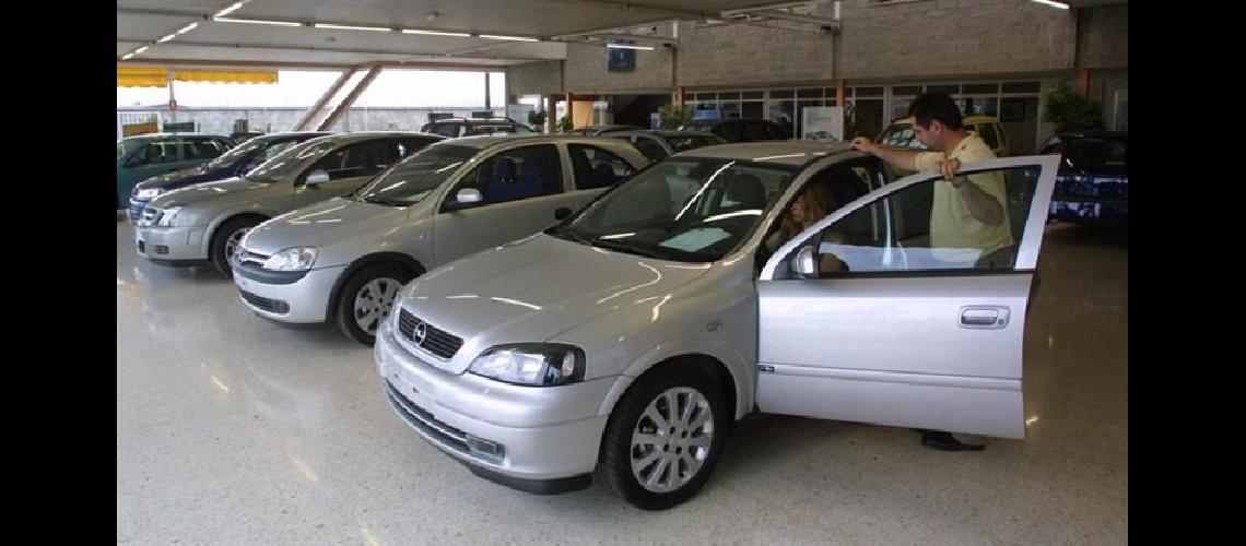 La venta de autos 0km sufrioacute la primera baja en dos antildeos