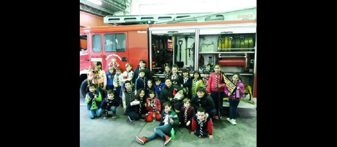 En Lomas los chicos juegan a ser bomberos por un diacutea