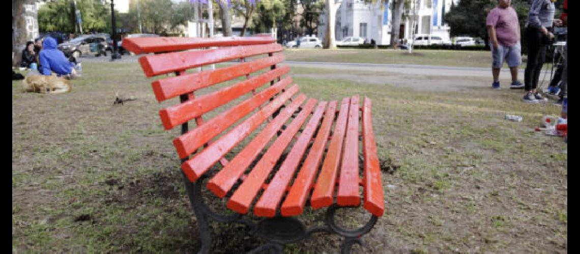La Plaza Brown tiene su banco rojo contra la violencia de geacutenero