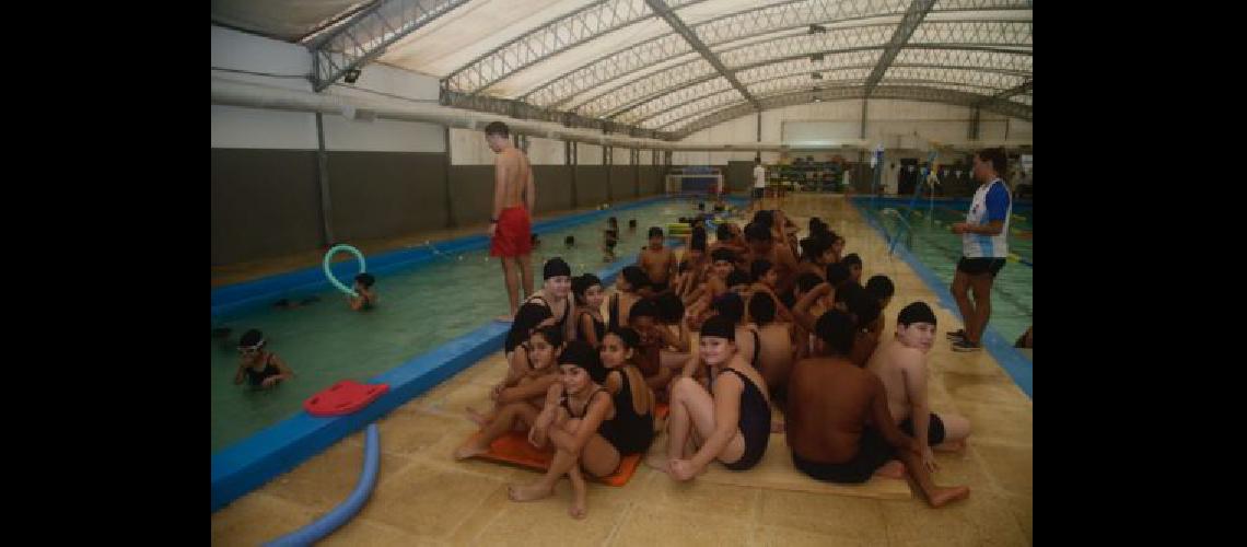 Miles de chicos aprenden a nadar en las piletas del Municipio de Lomas