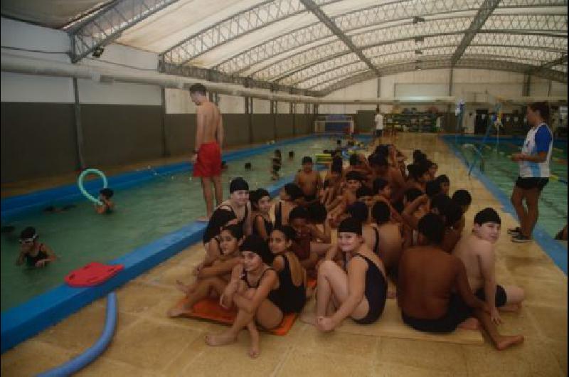 Miles de chicos aprenden a nadar en las piletas del Municipio de Lomas