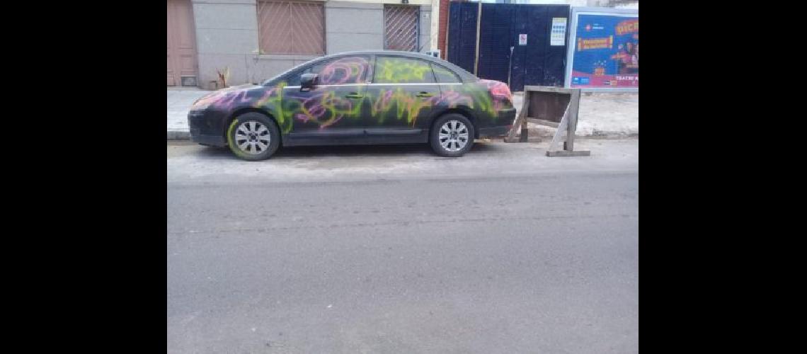 Denunciaba a los vecinos que estacionaban mal y para vengarse le pintaron el auto