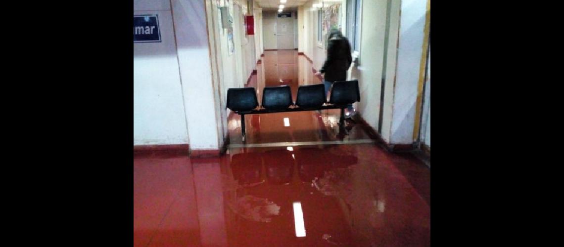 El Hospital Ontildeativia inundado con residuos cloacales