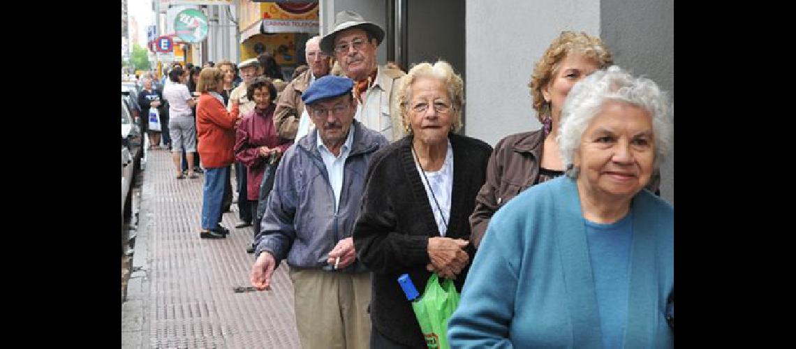 A casi un milloacuten de jubilados les daraacuten 100 maacutes este mes