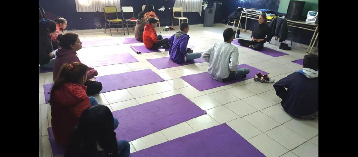 Clases de yoga para alumnos y docentes