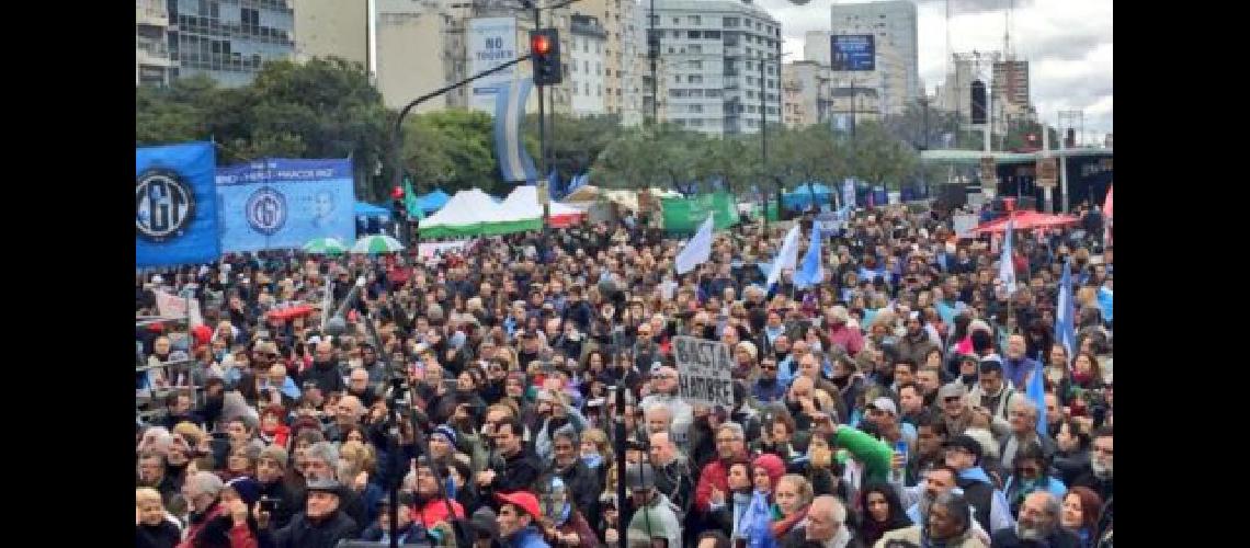 Una multitud marcha contra el ajuste y el FMI