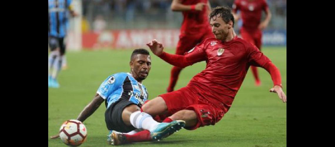 A Lanuacutes le salioacute un competidor