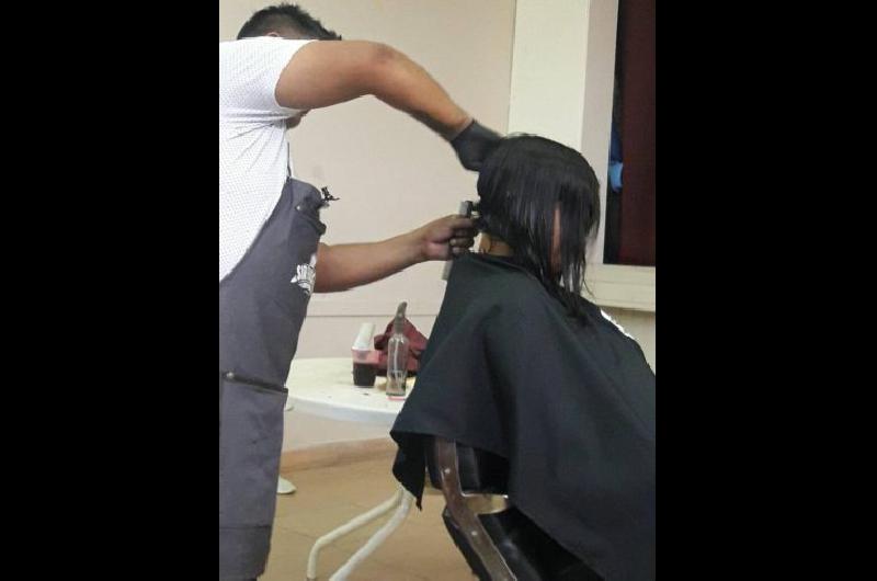 Los peluqueros se unen para cortar el pelo a cambio de un alimento para donar