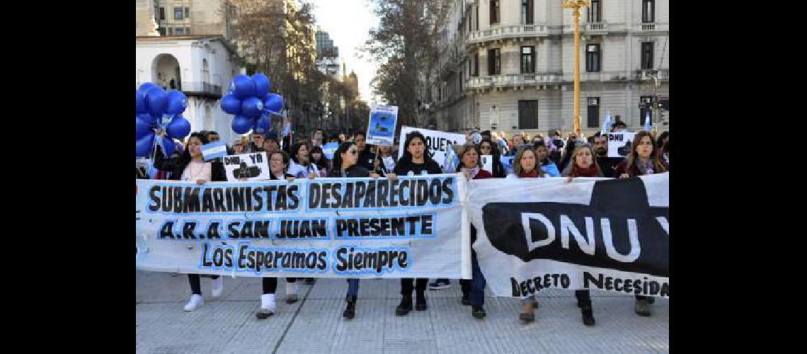 Familiares del ARA San Juan marcharon de Congreso a Plaza de Mayo