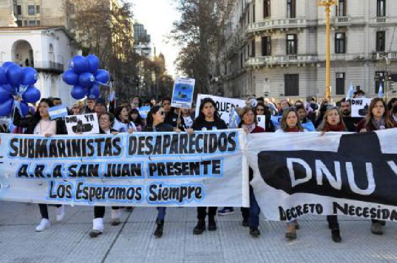 Familiares del ARA San Juan marcharon de Congreso a Plaza de Mayo
