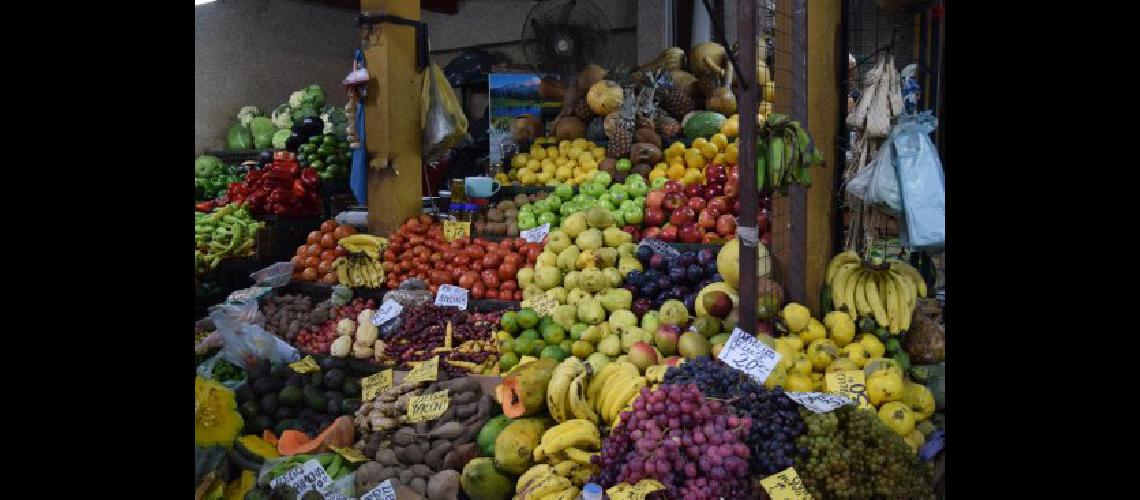 Frutas y verduras hasta 14 veces maacutes caras en el supermercado