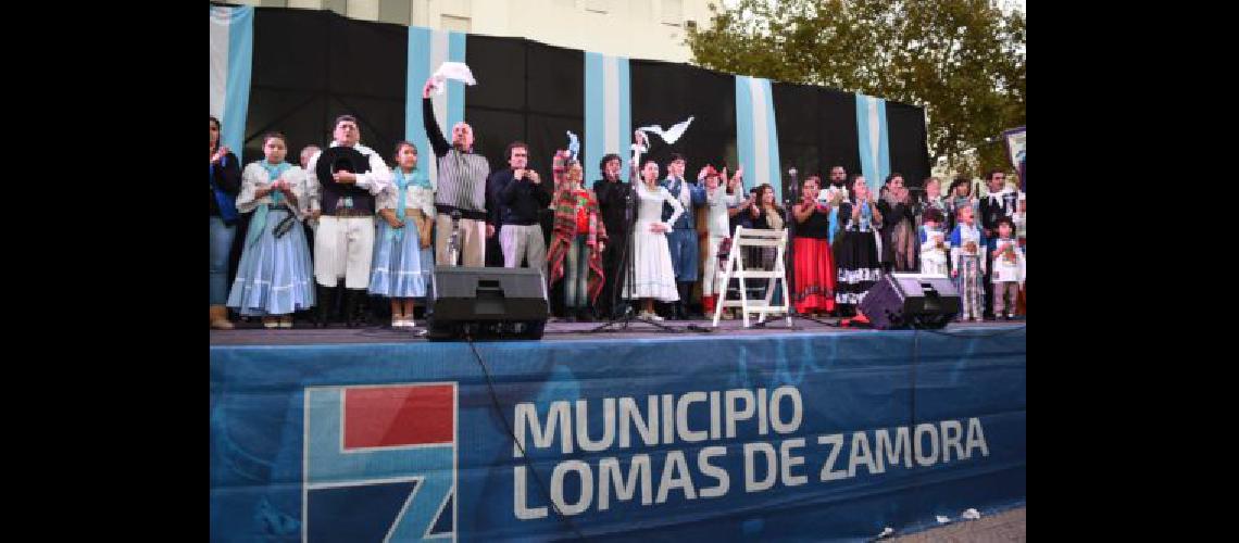 Lomas Baila- preparan nuacutemeros de danza y folklore en el Microestadio