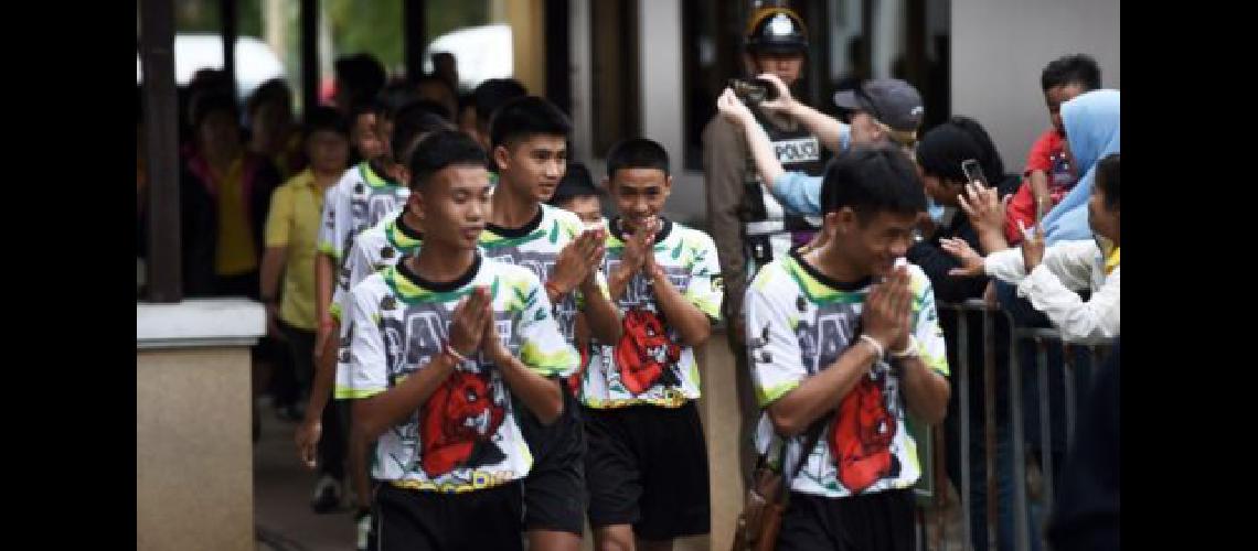 Los nenes rescatados de una cueva de Tailanda ya tienen el alta