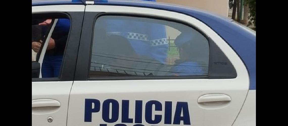 En Lanuacutes detuvieron a tres efectivo de la Policiacutea Local