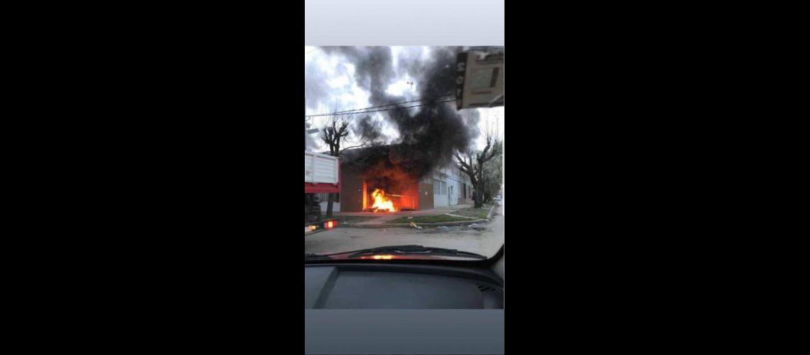 Incendian la sucursal de Edesur ubicada en San Vicente