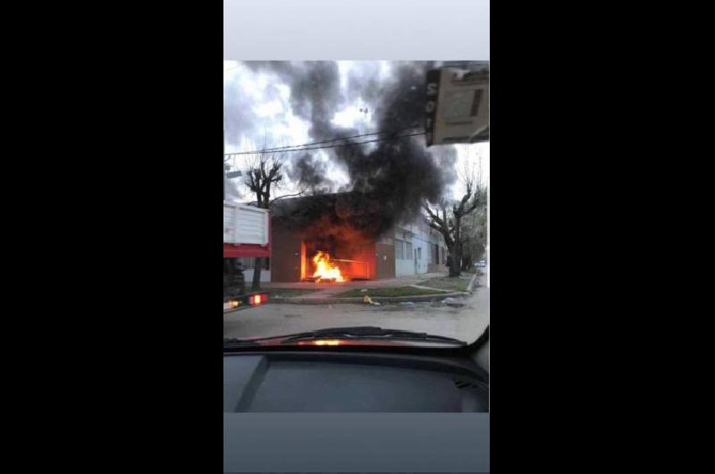 Incendian la sucursal de Edesur ubicada en San Vicente