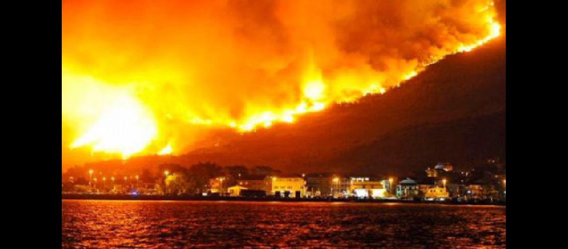 Fuego sin control y tragedia en Grecia- ya hay 74 muertos
